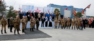 День Победы работники ООО «Газпром трансгаз Сургут» отметили военной реконструкцией, театральными постановками и запуском голубей